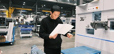 /Today's factory scene: He looks so cool working!